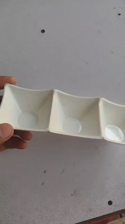 3 Grid Japanese Dip Sauce Tray Plastic Sauce Dish Multi Section Condiment Tray for Dips Snacks and Sushi (Random Color)